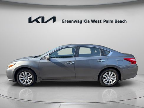 Used 2017 Nissan Altima 2.5 S w/ Power Driver Seat Package FWD image 4