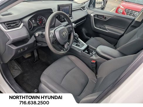 Used 2021 Toyota RAV4 LE image 10