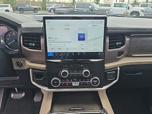 Used 2024 Ford Expedition Limited image 10