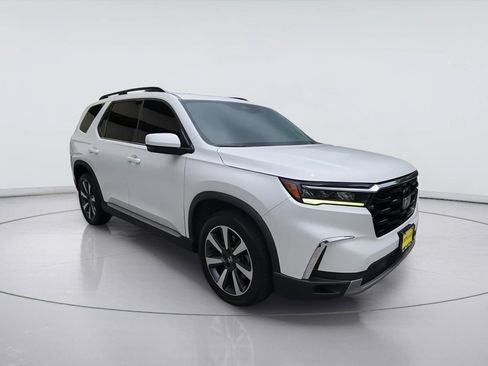 Used 2023 Honda Pilot Touring image 2