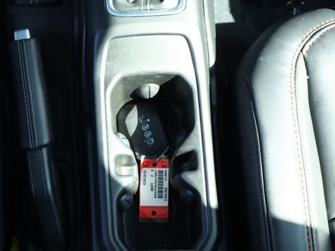 Used 2025 Jeep Gladiator Rubicon w/ Convenience Group AWD/4WD image 30