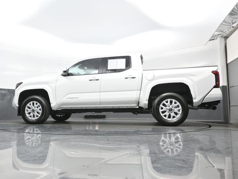 Used 2025 Toyota Tacoma SR5 image 29