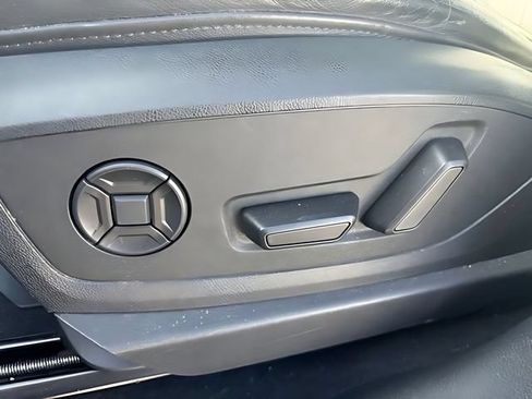 Used 2023 Audi e-tron Premium Plus w/ Premium Plus Package AWD/4WD image 16