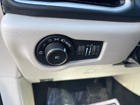 Used 2023 Chrysler Pacifica Touring-L image 15