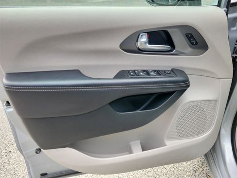 Certified 2024 Chrysler Pacifica Touring-L image 17