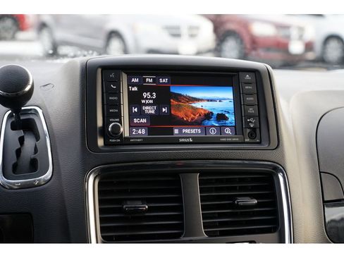 Used 2018 Dodge Grand Caravan SE w/ UConnect Hands-Free Group image 21