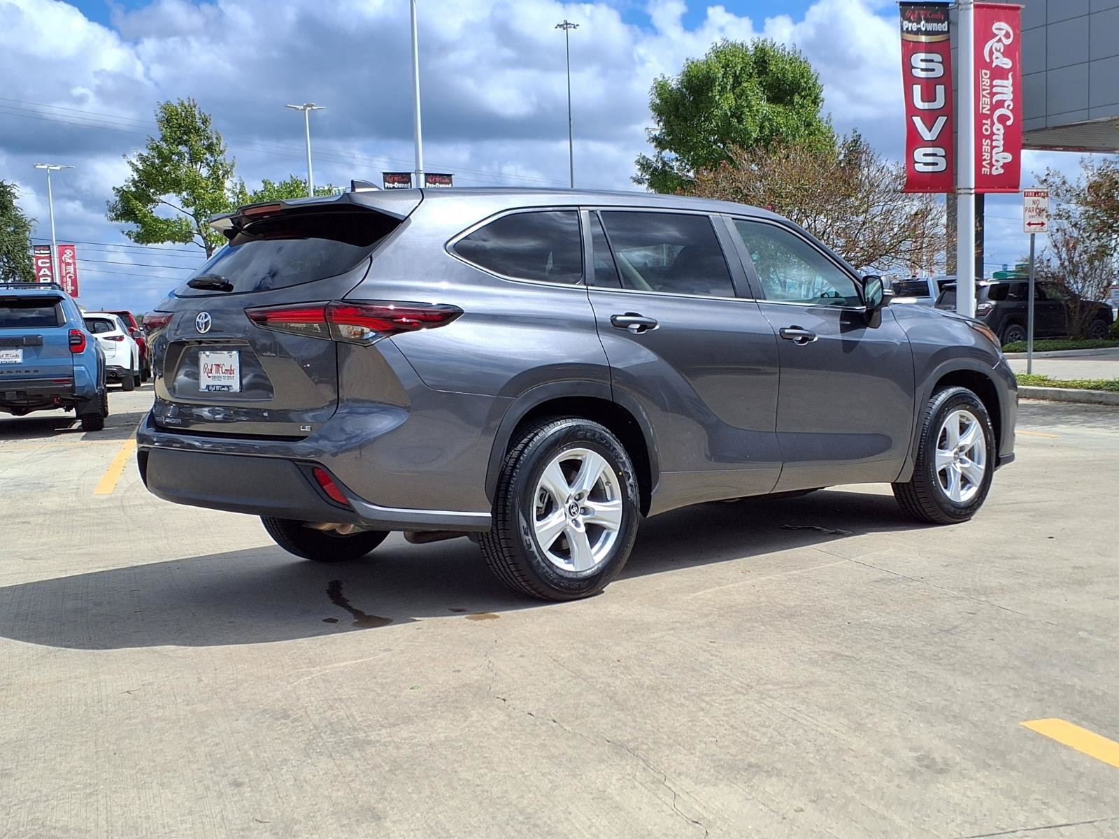 Used 2025 Toyota Highlander LE FWD image 5