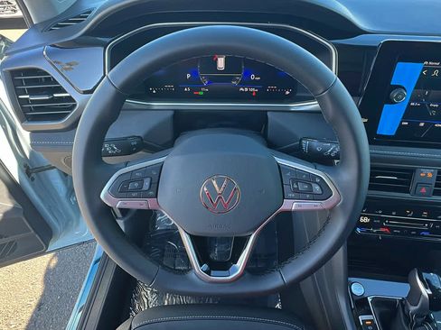 New 2026 Volkswagen Taos SE image 18