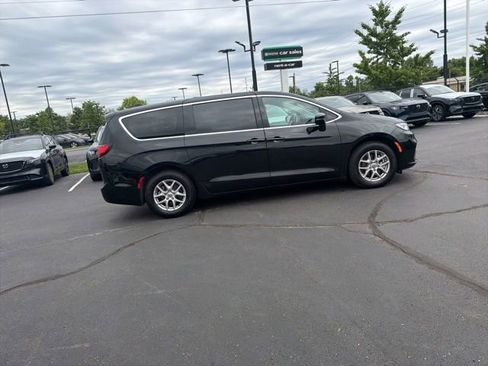 Used 2024 Chrysler Pacifica Touring-L FWD image 6