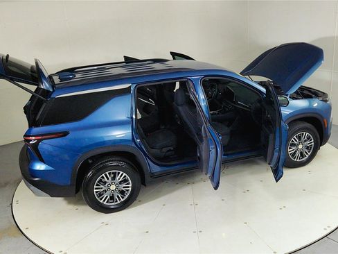 Used 2025 Chevrolet Traverse LT w/ Driver Confidence Package image 27