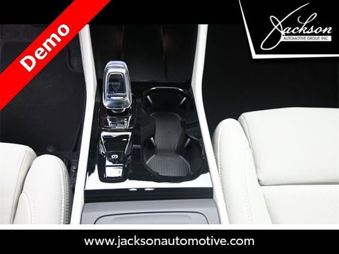 New 2025 Volvo XC40 B5 Ultra image 13