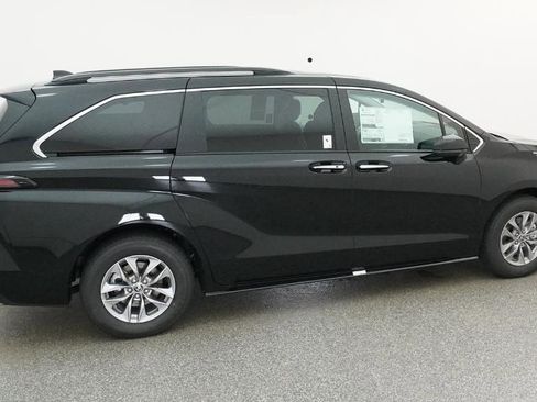 New 2026 Toyota Sienna XLE FWD image 21