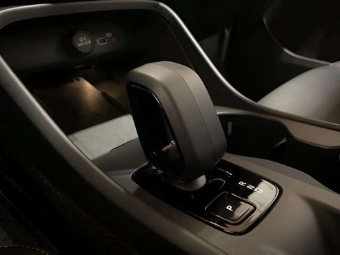 Used 2025 Volvo XC40 B5 Core image 19