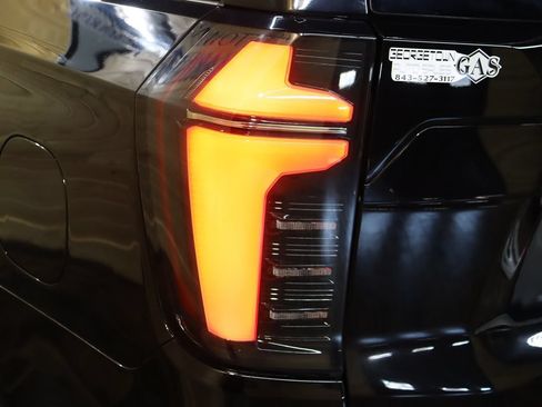 Used 2026 Chevrolet Suburban RST RWD image 18