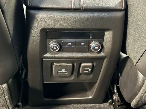 Used 2023 Chevrolet Traverse RS image 34