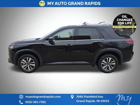 Used 2023 Nissan Pathfinder SL w/ Black Appearance Package AWD/4WD image 4