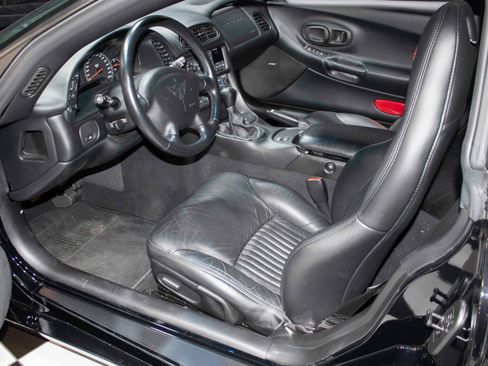 Used 2002 Chevrolet Corvette Z06 w/ Memory Pkg image 2