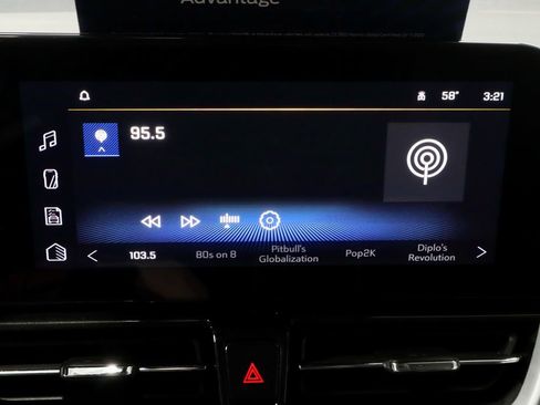 Used 2025 Chevrolet TrailBlazer LT AWD/4WD image 3