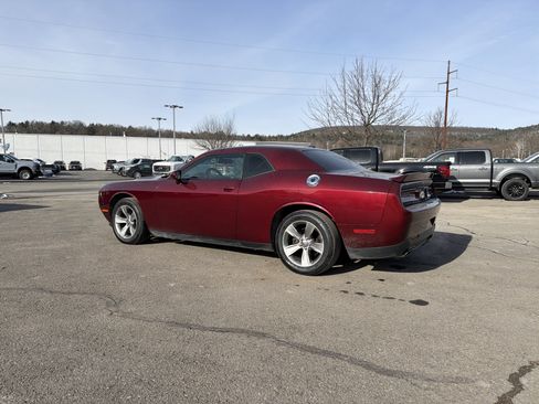 Used 2019 Dodge Challenger SXT image 8