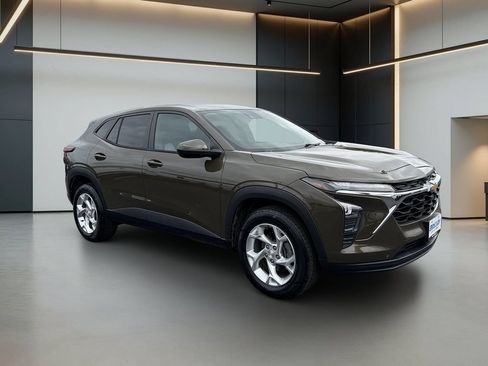 Certified 2024 Chevrolet Trax LS w/ LS Convenience Package FWD image 9