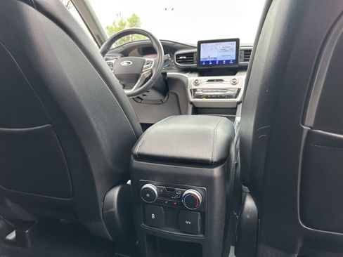 Used 2020 Ford Explorer XLT w/ Equipment Group 202A AWD/4WD image 33