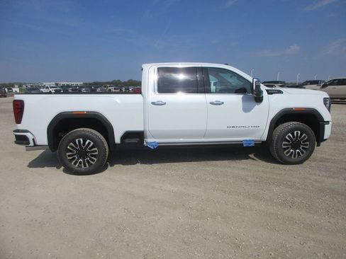 New 2026 GMC Sierra 2500 Denali Ultimate AWD/4WD image 3