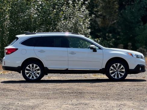 Used 2017 Subaru Outback 2.5i Touring w/ Popular Package #5A AWD/4WD image 8