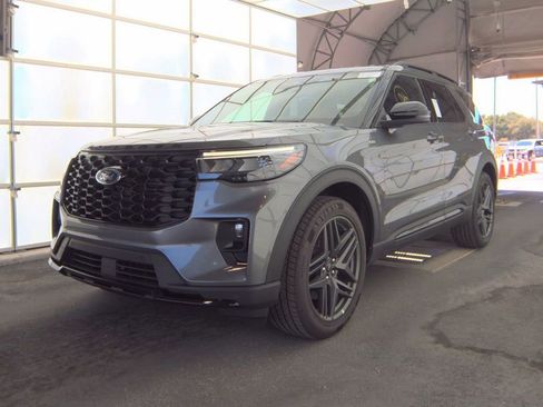 Used 2025 Ford Explorer ST-Line w/ ST-Line Street Pack AWD/4WD image 2