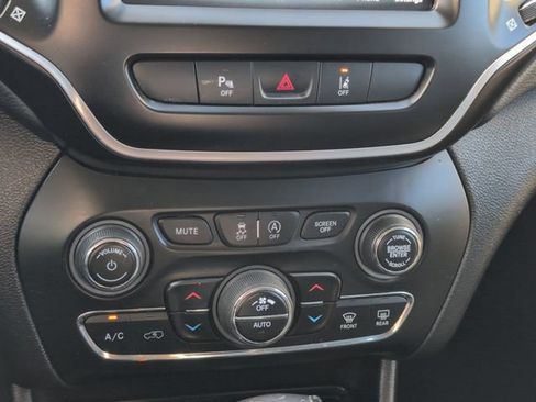 Used 2021 Jeep Cherokee Latitude Lux w/ Comfort/Convenience Group FWD image 19