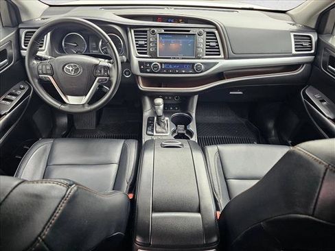Used 2018 Toyota Highlander XLE AWD/4WD image 16