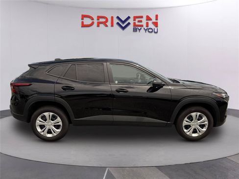 Used 2025 Chevrolet Trax LS FWD image 3