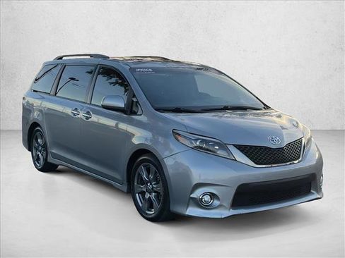 Used 2017 Toyota Sienna SE image 5