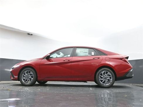 Used 2025 Hyundai Elantra Blue image 32