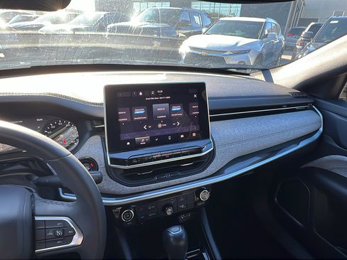 Used 2024 Jeep Compass Latitude image 30