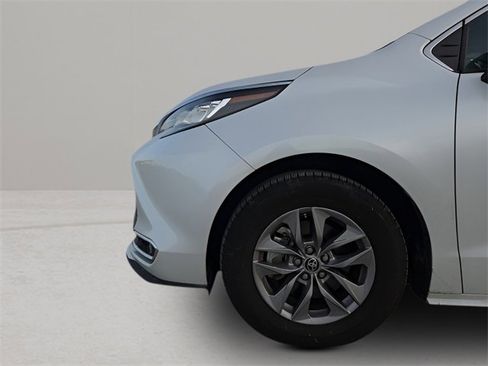Used 2022 Toyota Sienna XLE image 14