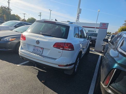 Used 2016 Volkswagen Touareg VR6 image 2