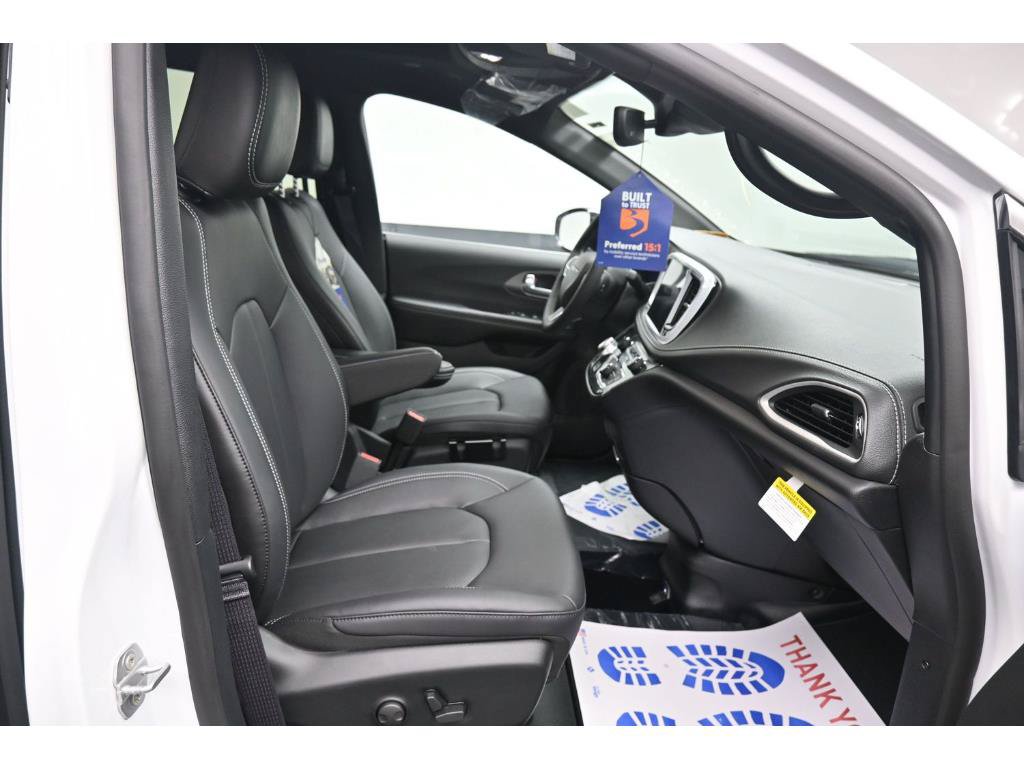 Used 2027 Chrysler Pacifica Select w/ Family Tech Group FWD image 9