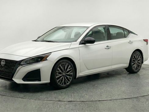Used 2025 Nissan Altima 2.5 SV FWD image 3