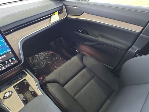 New 2025 Volvo EX90 Plus w/ Protection Package Premier image 30