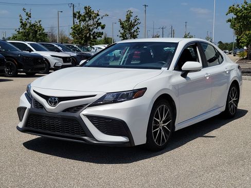 Used 2024 Toyota Camry SE image 3
