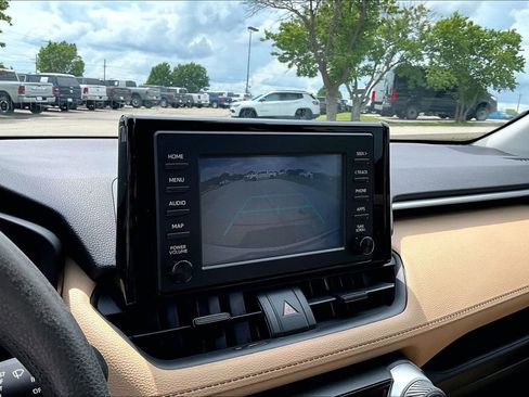 Used 2019 Toyota RAV4 LE FWD image 18