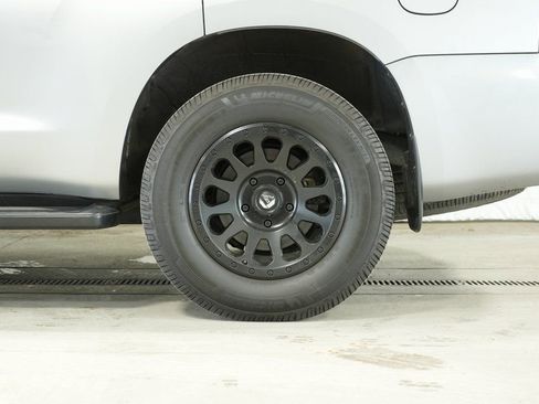 Used 2018 Toyota Sequoia SR5 image 40