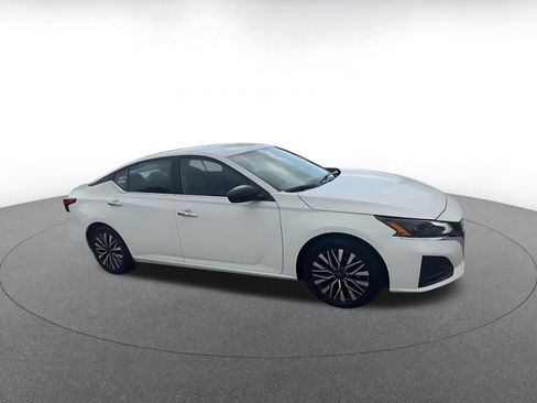 Used 2025 Nissan Altima 2.5 SV FWD image 2