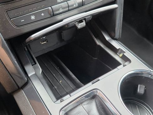 Used 2019 Ford Explorer XLT image 42