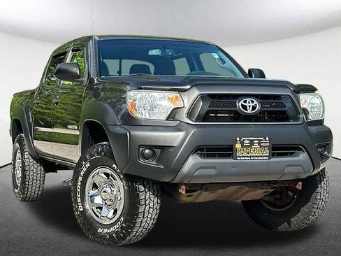 Used 2015 Toyota Tacoma 4x4 Double Cab w/ Convenience Package image 2