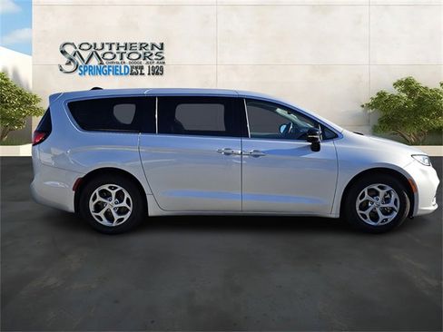 Used 2024 Chrysler Pacifica Limited image 6