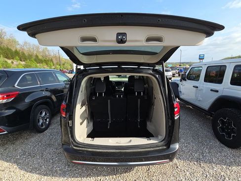 Used 2023 Chrysler Pacifica Touring-L image 14
