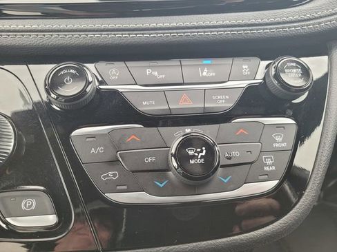 Used 2024 Chrysler Pacifica Touring image 24