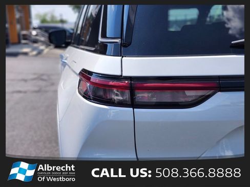 Used 2022 Jeep Grand Cherokee Summit w/ Adv Protech Group IV AWD/4WD image 9