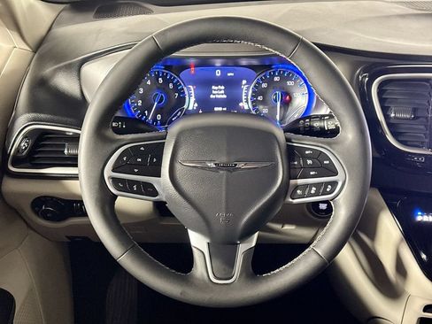 Used 2023 Chrysler Pacifica Touring-L FWD image 13